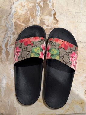 Gucci Floral GG Slide Sandals - Black Footbed with Pink & Green Flowers